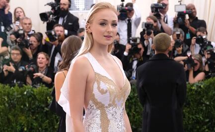 Sophie Turner deslumbra frente al espejo con minivestido
