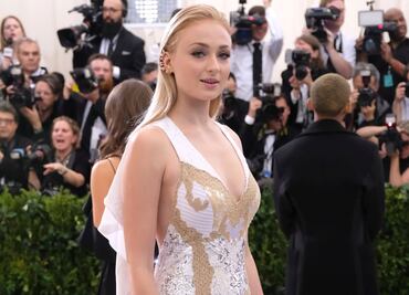 Sophie Turner deslumbra frente al espejo con minivestido