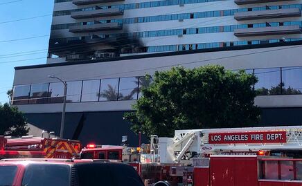 Video. Personas escapan por ventanas en incendio de edificio en Los Ángeles