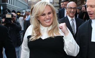 Rebel Wilson se luce en bikini durante paseo en yate por Portofino 