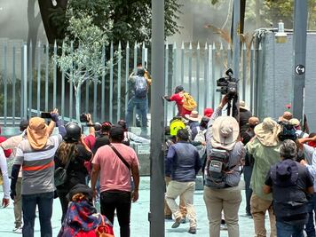 Maestros de CNTE desatan caos en la SEP; irrumpen por la fuerza y vandalizan instalaciones. VIDEO