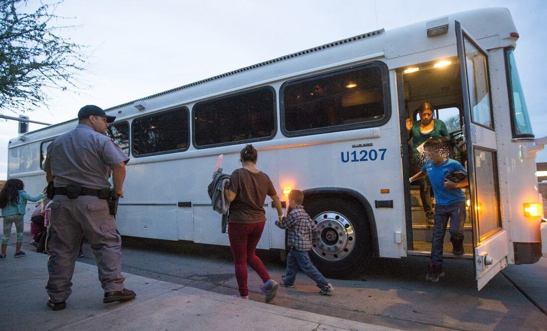 Declarar impuestos en Estados Unidos supone boleto a deportación, temen migrantes. Foto: AFP