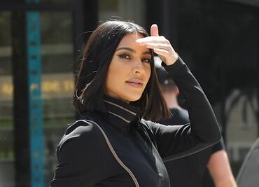 Kim Kardashian deslumbra con figura 'curvy' en ajustado conjunto negro