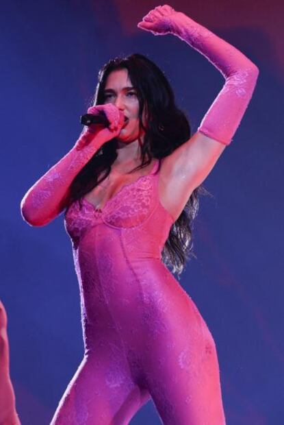 Dua Lipa paraliza Madrid con look catsuit rosa de Versace (Fotos)