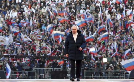 Putin asiste a acto patriotico en estadio ante 200 mil personas
