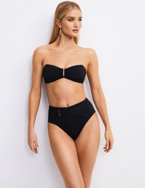 Rosie Huntington irradia belleza con sesión en múltiples bikinis