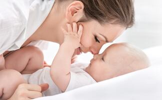 Bebé de madre vacunada nace con anticuerpos contra Covid-19