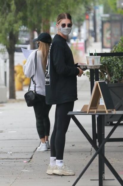 Hailey Bieber arrasa con leggings negros por calles de Los Ángeles