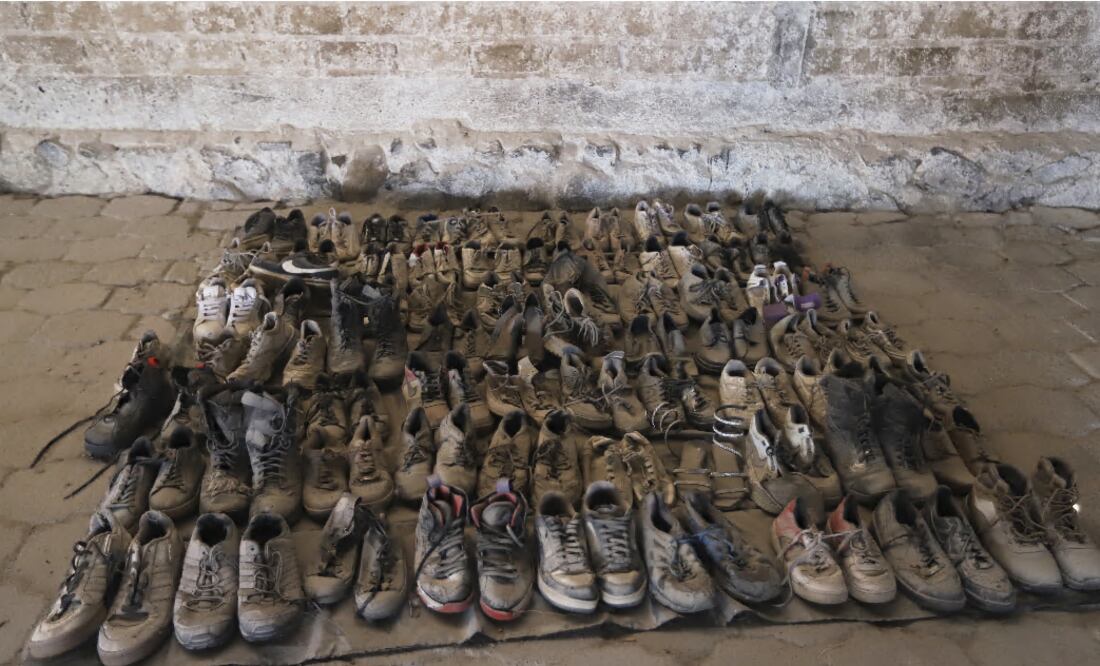 Esta fotografía, difundida por la Fiscalía General del Estado de Jalisco, muestra zapatos en el Rancho Izaguirre, donde también se hallaron restos óseos, en el municipio de Teuchitlán, Jalisco, el martes 11 de marzo de 2025. (Fiscalía General del Estado de Jalisco, vía AP)