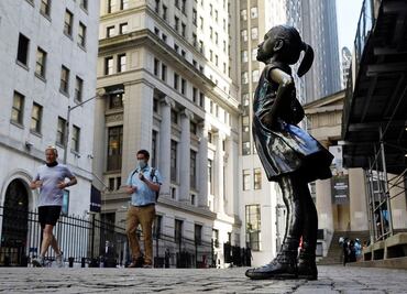 La 'Niña sin miedo' seguirá frente a Wall Street otros 11 meses