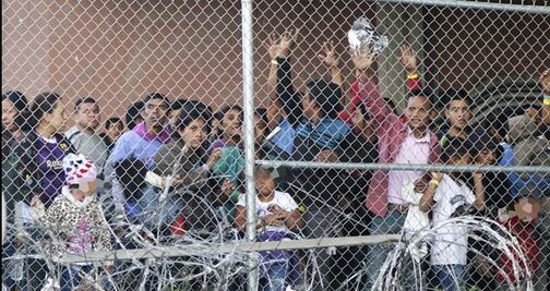 Ante reportes de malas condiciones, EU traslada a niños migrantes de centro de detención