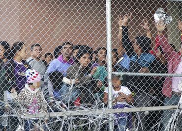 Ante reportes de malas condiciones, EU traslada a niños migrantes de centro de detención