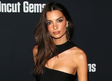 Emily Ratajkowski conquista una vez más con mini bikini