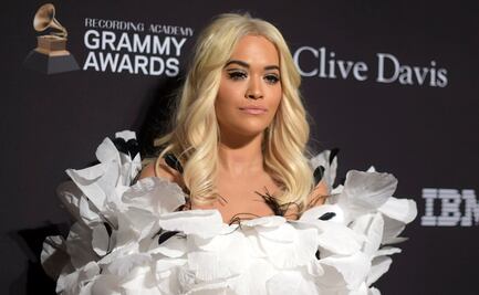 Rita Ora promociona nueva canción con foto en topless y reveladora falda