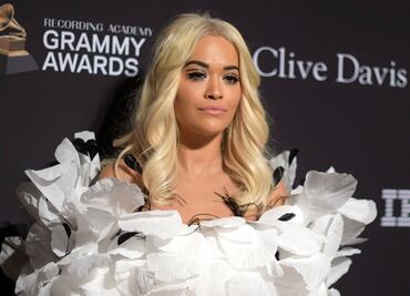 Rita Ora promociona nueva canción con foto en topless y reveladora falda