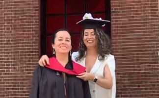 Mexicana se gradúa de Harvard y le pone su toga a su madre