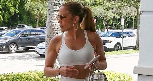 Jennifer Lopez presume silueta de impacto en leggings y top