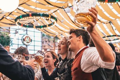 ¿Por qué se celebra el Oktoberfest? Origen, fechas 2025 y tradiciones más ‘extrañas’