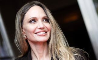 Angelina Jolie se suma a ‘tendencia sin pantalón’ y se lleva las miradas en Toronto