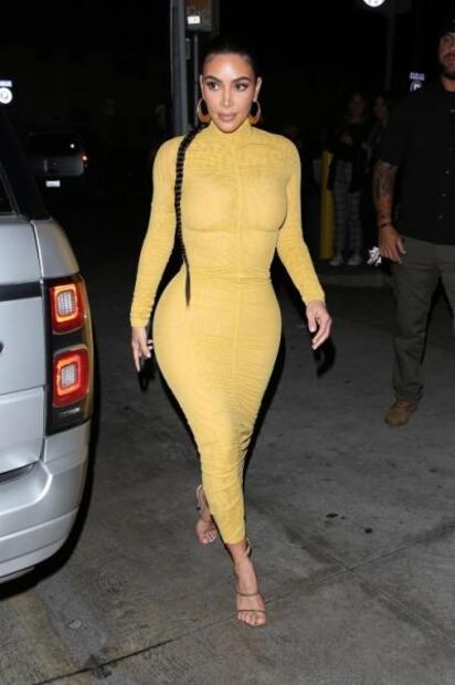 Kim Kardashian destila glamour con vestido amarillo ceñido