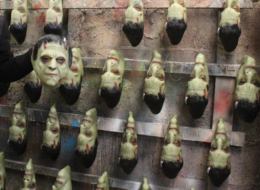 Fábrica mexicana crea miles de máscaras para Halloween y Día de Muertos