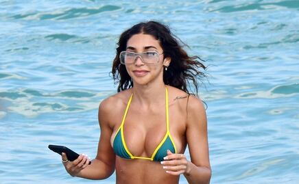 La exnovia de Justin Bieber muestra el bikini más pequeño al broncearse en Miami