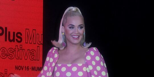 Katy Perry irradia belleza con vestido ajustado en Mumbai
