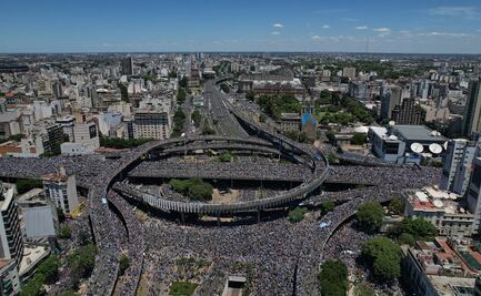 Por multitud de 5 millones, futbolistas de Argentina celebran desde helicópteros