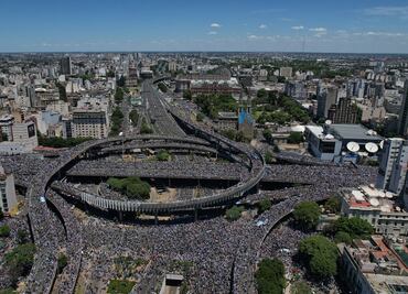Por multitud de 5 millones, futbolistas de Argentina celebran desde helicópteros