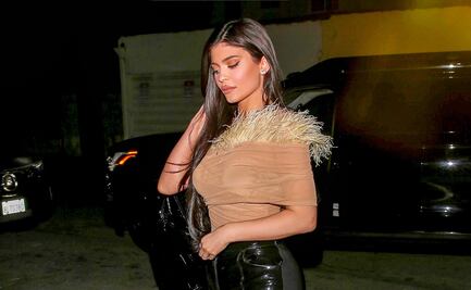 Top traslúcido y cuero, el look de Kylie Jenner para arrasar