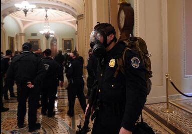 Muere policía que fue herido tras toma del Capitolio; suman 5 muertos