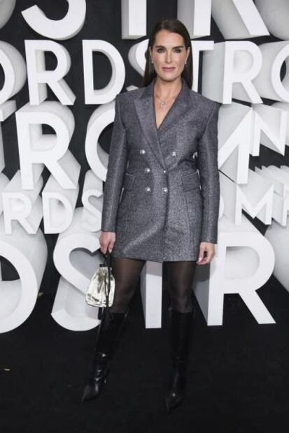 Brooke Shields deslumbra a los 54 años; luce blazer como minivestido