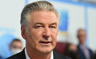 Asistente que dio arma a Alec Baldwin, involucrado en otro accidente similar