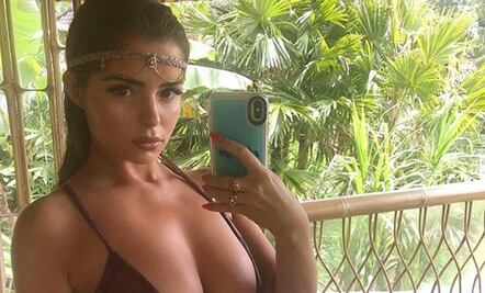 Demi Rose impacta con traje de baño de "serpiente" en Bali