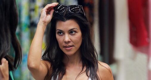 Kourtney Kardashian deslumbra con 'bodysuit braless' en West Hollywood