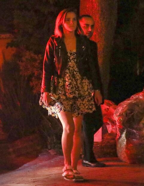 Emma Watson luce minivestido floreado para fiesta en Los Ángeles
