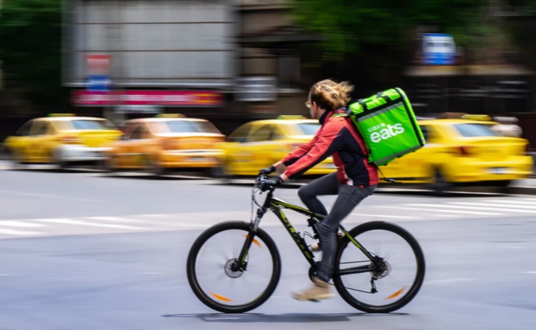 Repartidores de comida por aplicación tendrán derecho a un salario mínimo en Nueva York. Foto: iStock-lcva2