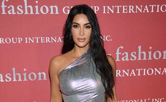 Kim Kardashian presume cintura diminuta con bralette rosa en sesión