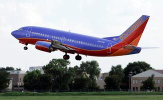 Multan a hombre con 9 mil dólares en EU por no usar cubrebocas en vuelo