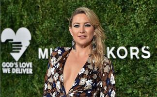 Kate Hudson se luce a la orilla de la piscina con traje de baño de escote