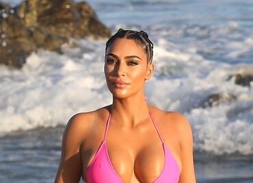 Kim Kardashian presume minicintura en ropa interior neón