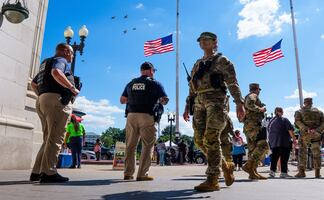 Jueza de EU frena plan de Trump para acelerar la expulsión de migrantes