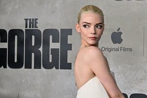 Anya Taylor-Joy se luce etérea con minivestido beige en la premiere de ‘The George’