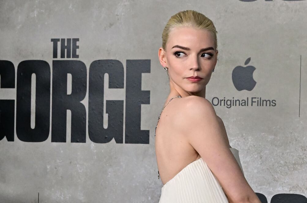 Anya Taylor-Joy se luce etérea con minivestido beige en la premiere de ‘The George’. Foto: AFP