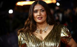 Salma Hayek derrocha belleza con "vestido de oro" en Londres