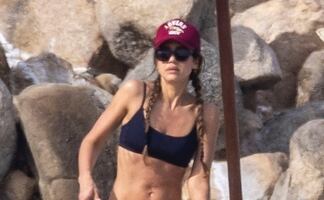 ¡Disfruta su soltería! Jessica Alba se luce en diminuto bikini en playas de México 