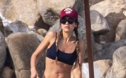 ¡Disfruta su soltería! Jessica Alba se luce en diminuto bikini en playas de México 