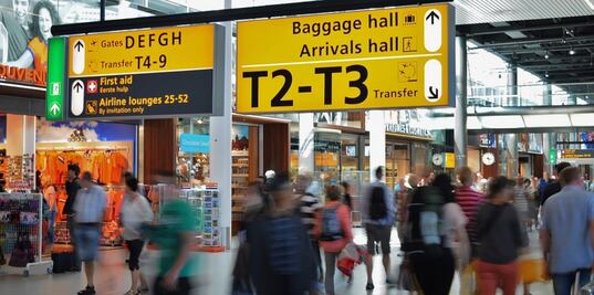 ¿Cómo pueden viajar en avión las personas con discapacidad?