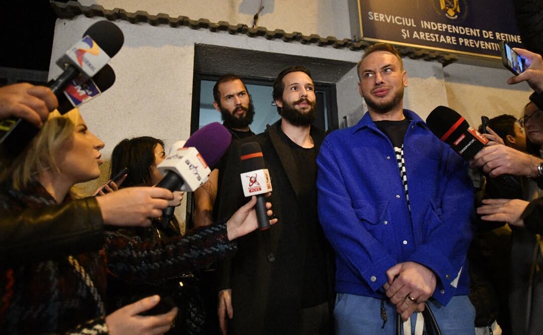 El influencer Andrew Tate y su hermano Tristan al salir de prisión en Rumania. AP