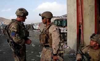 Estadounidenses y civiles, entre víctimas por explosión en aeropuerto de Kabul